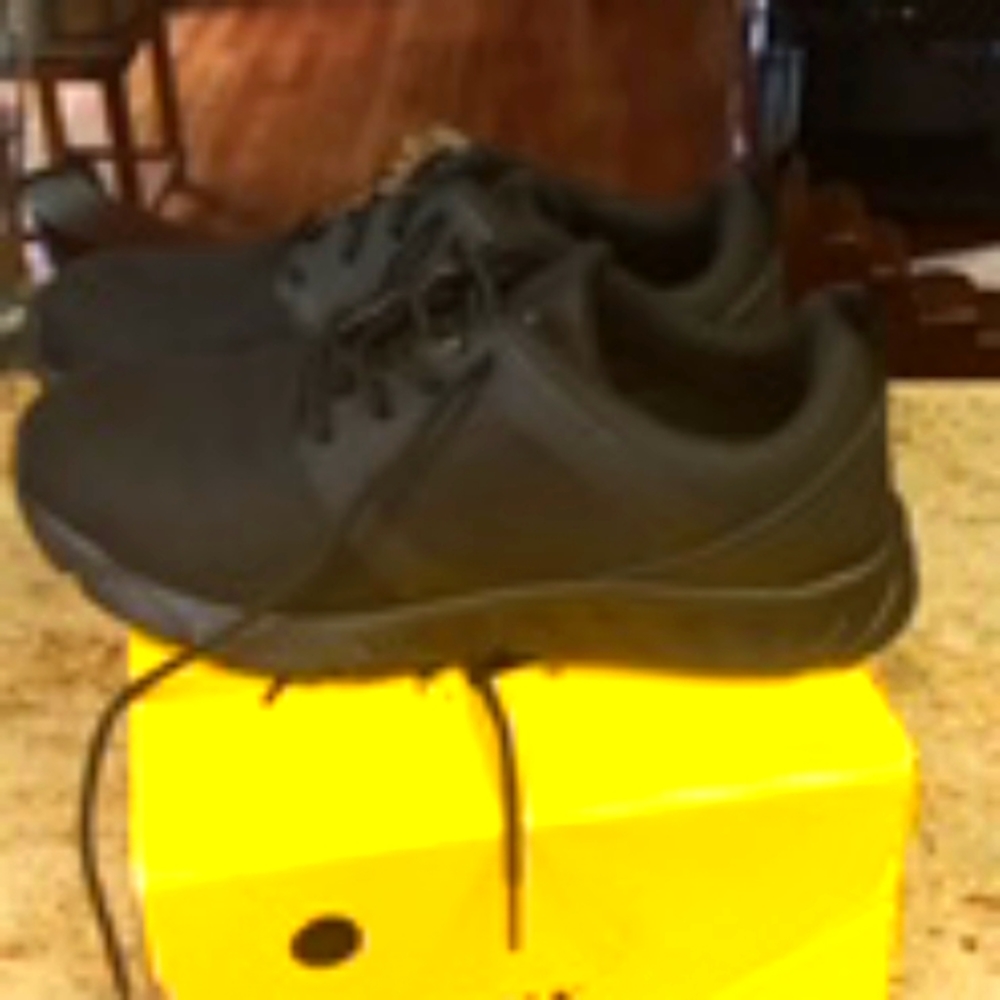 Steel toe work shoes